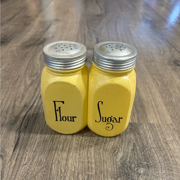 Vintage Hocking Shaker Set Flour Sugar Yellow Fired On Art Deco Range - Picture 2 of 15